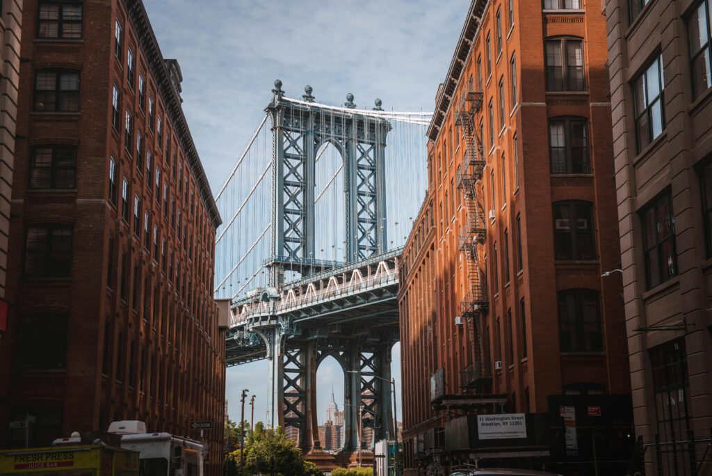 Ponte do Brooklin em Nova York com paredes de lvermelhos